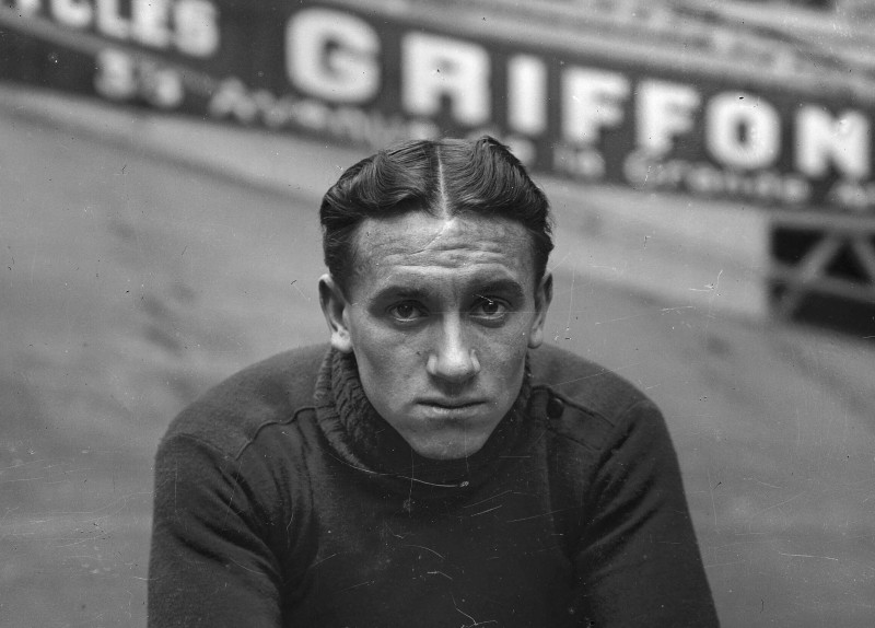 Philippe Thys poseert op fiets - uitsnede