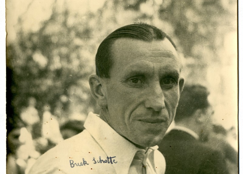 Briek Schotte poseert met de regenboogtrui.