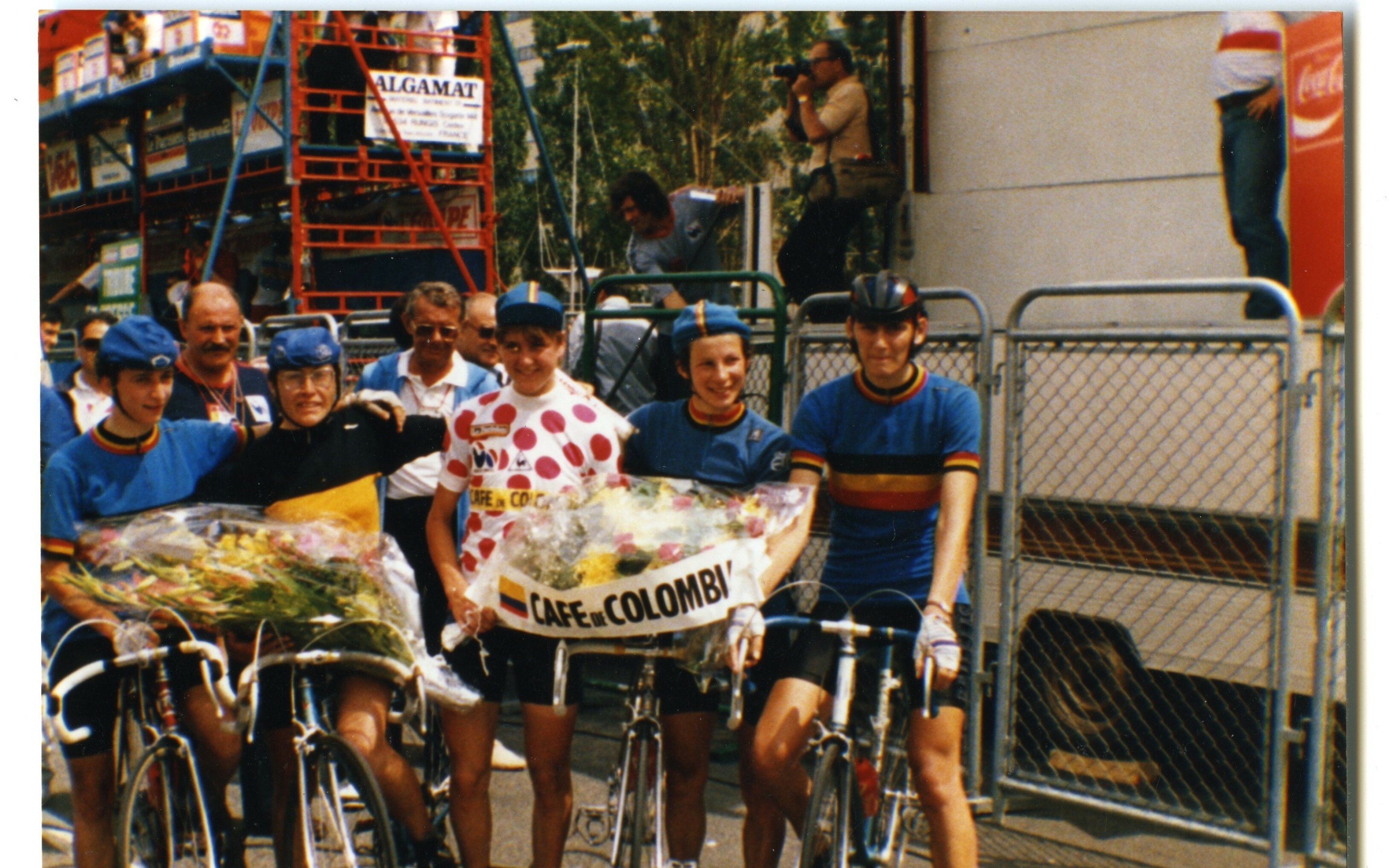 De Belgische wielerploeg tijdens de Tour de France Féminin 1985 met twee boeketten zegebloemen