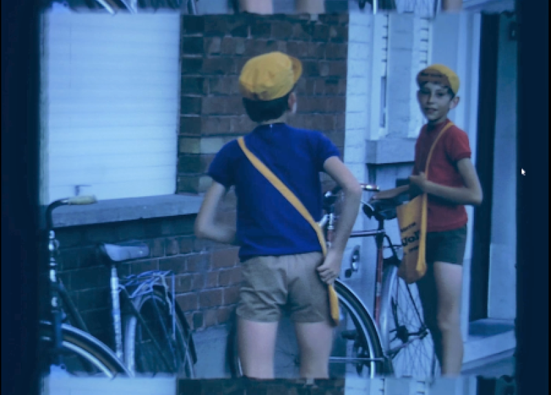 Kinderen dragen de Tourkrant rond