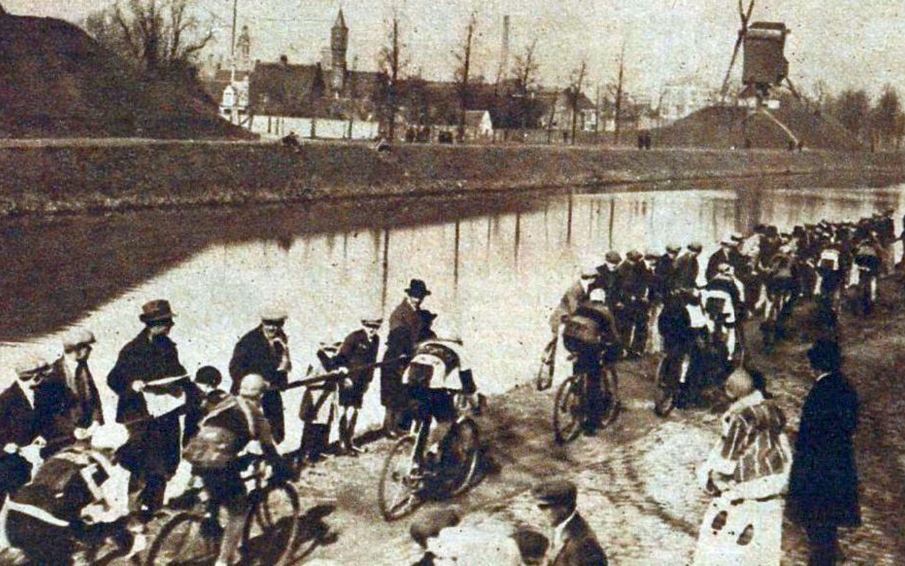 Le Tour des Flandres 1929 emprunte le bord du canal reliant Bruges a Ostende