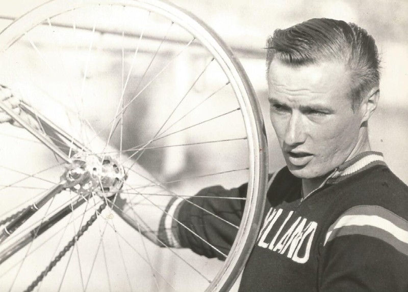 John Krijnen werkt aan een fiets