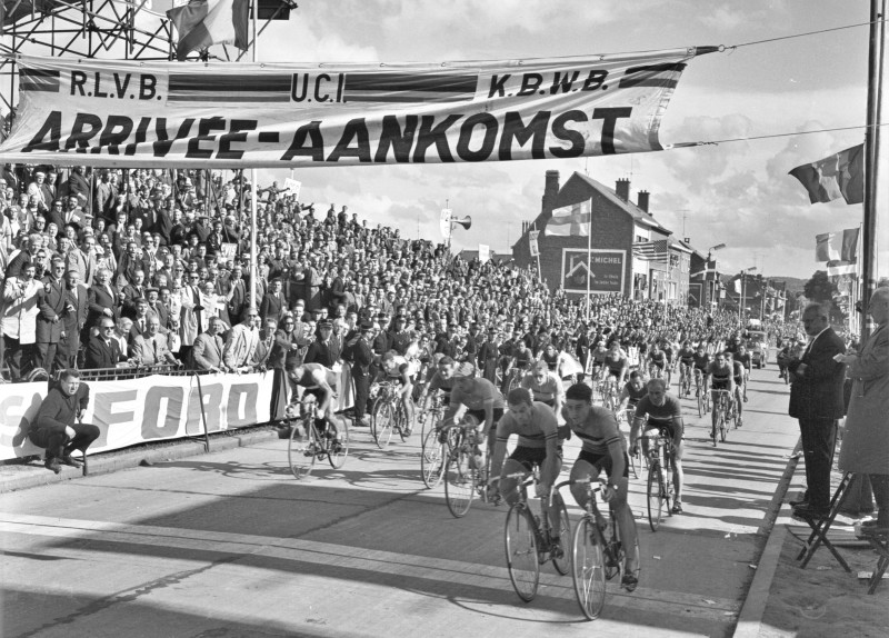 Sprint met onder meer Benoni Beheyt en Rik Van Looy op het wereldkampioenschap in Ronse (1963)