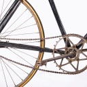 Detailopname van de fietsketting en het tandwiel.