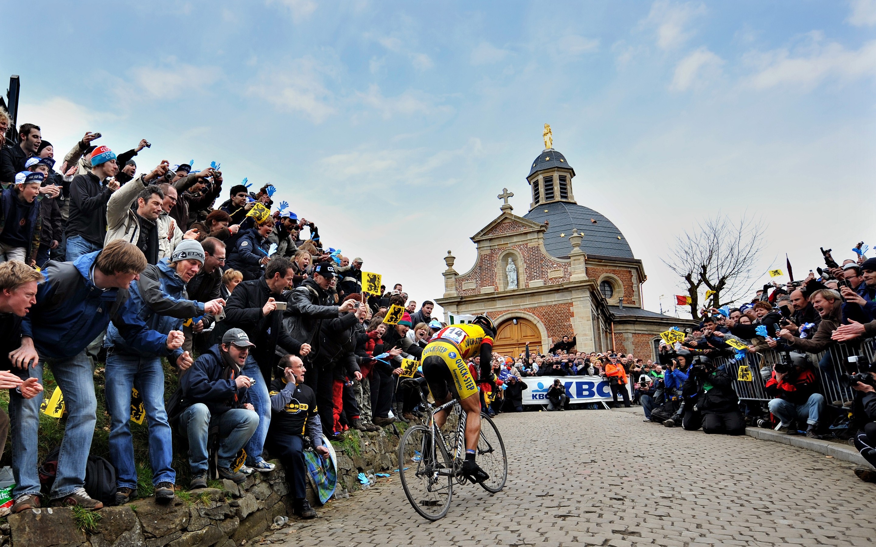 Stijn Devolder tijdens de beklimming van de muur van Geraardsbergen in de Ronde van Vlaanderen