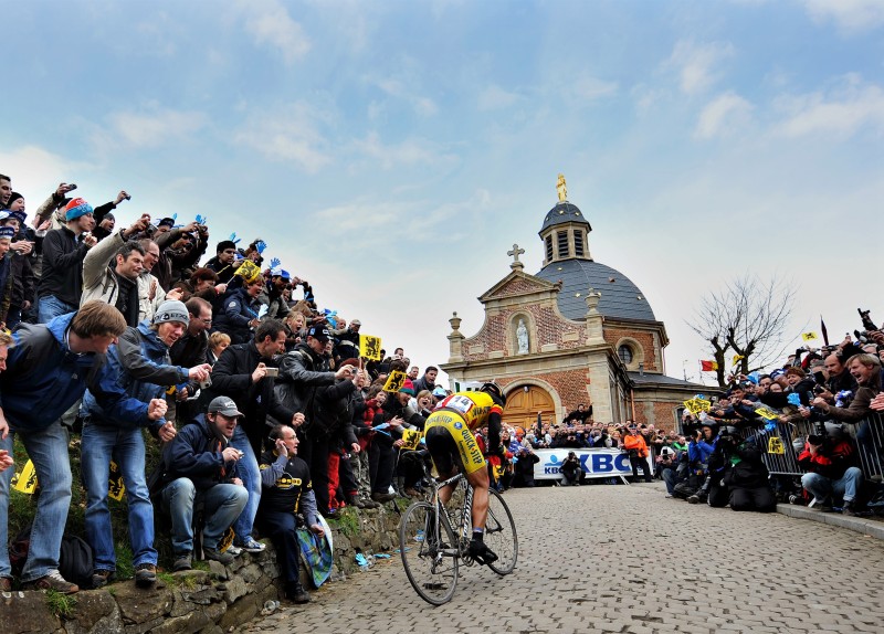 Stijn Devolder tijdens de beklimming van de muur van Geraardsbergen in de Ronde van Vlaanderen