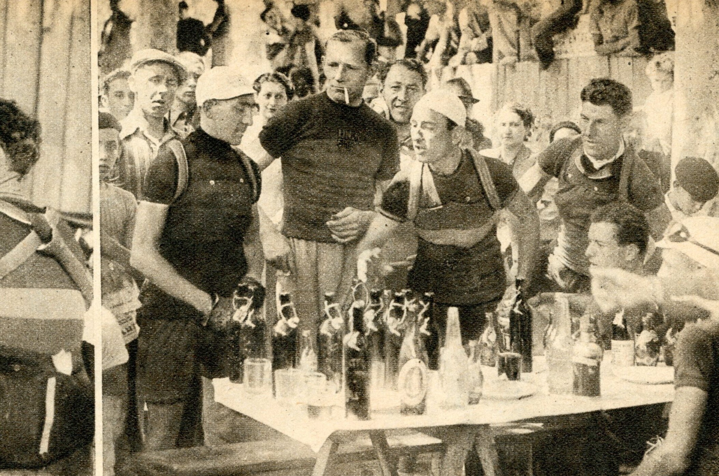 Edward Vissers en Sylvère Maes bij een bevoorradingsstand in de Ronde van Frankrijk (1939)