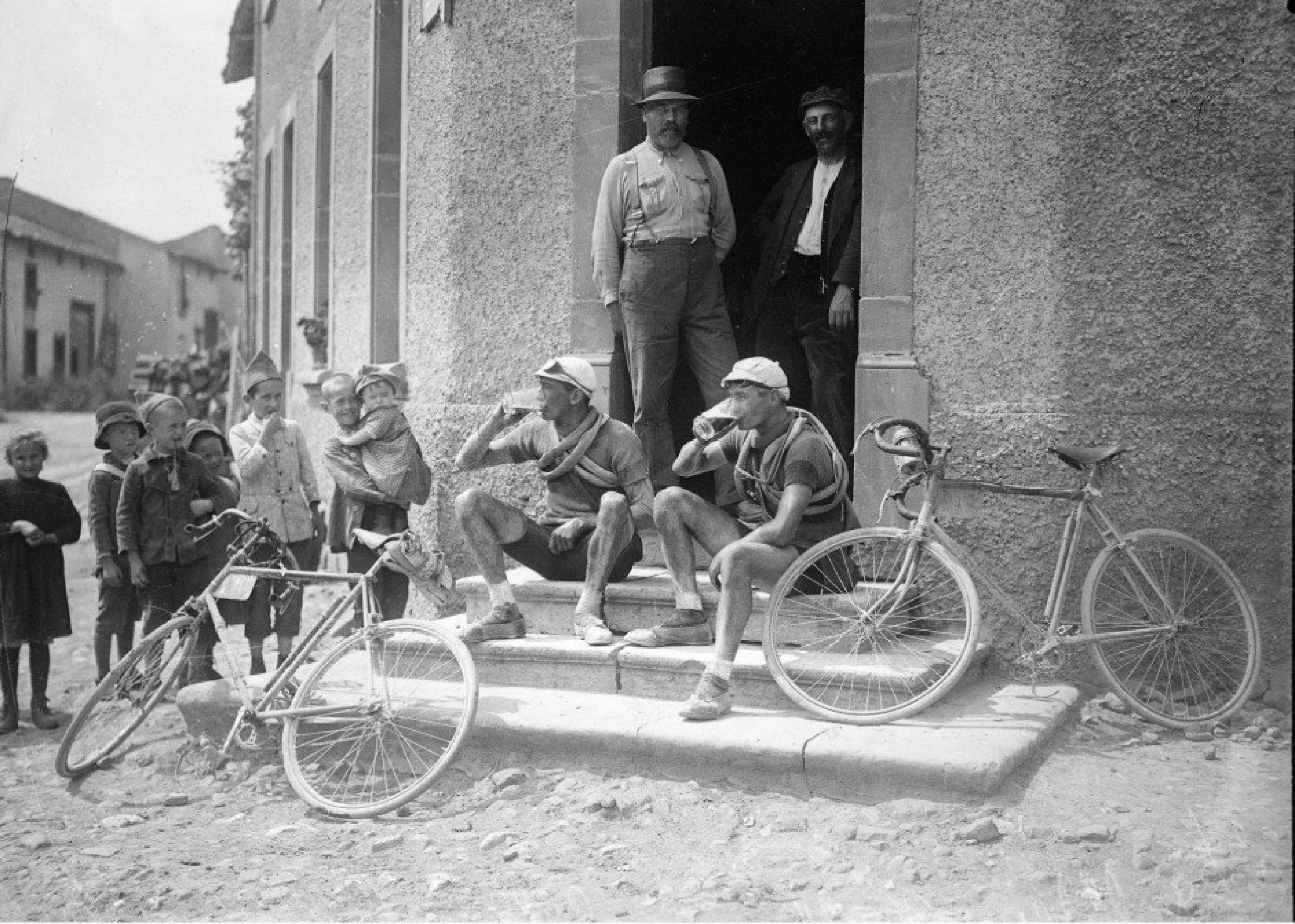 Henri Colle en Charles Parel drinken bier op de stoep van een Taverne in Dalstein tijdens de Ronde van Frankrijk 1921