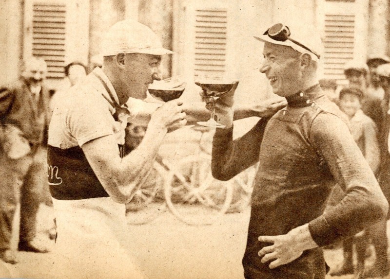 Nicolas Frantz en André Leducq drinken bier tijdens de Ronde van Frankrijk (1939)