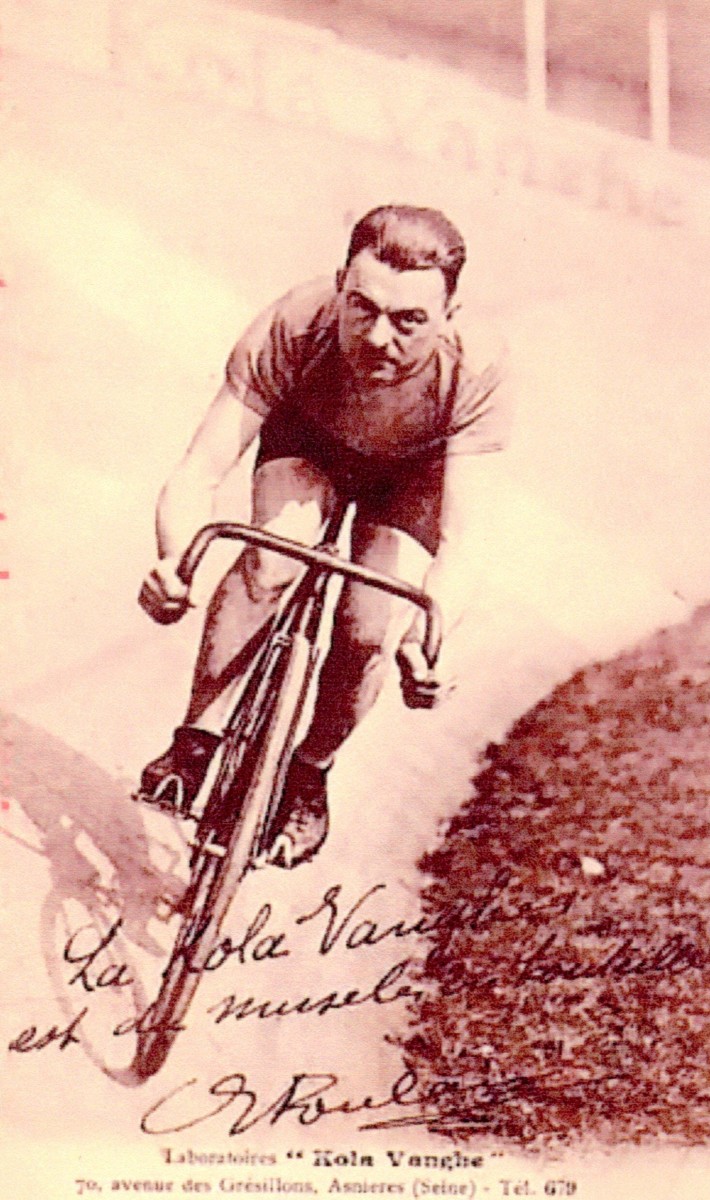 Gabriel Poulain poseert op een piste en schrijft in het opschrift zijn overwinningen toe aan Kola Vanghe.