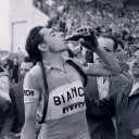 Fausto Coppi drinkt een cola na zijn aankomst tijdens de Ronde van Italië 1951
