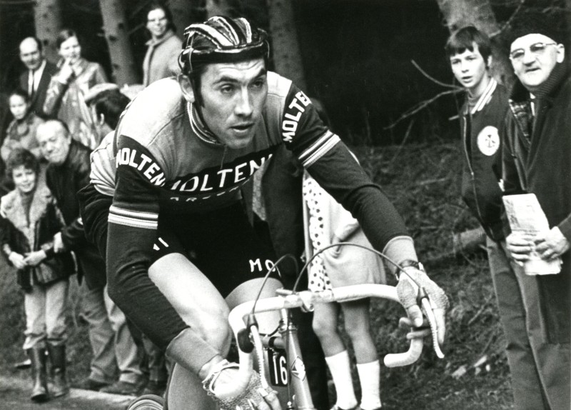 Eddy Merckx rijdt in wieleruitrusting van vleesfabrikant Molteni.