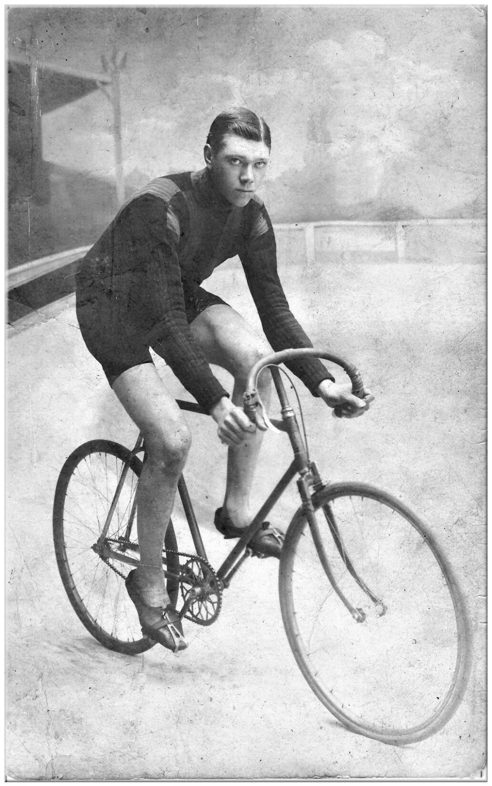 Camiel Thomas poseert op zijn pistefiets