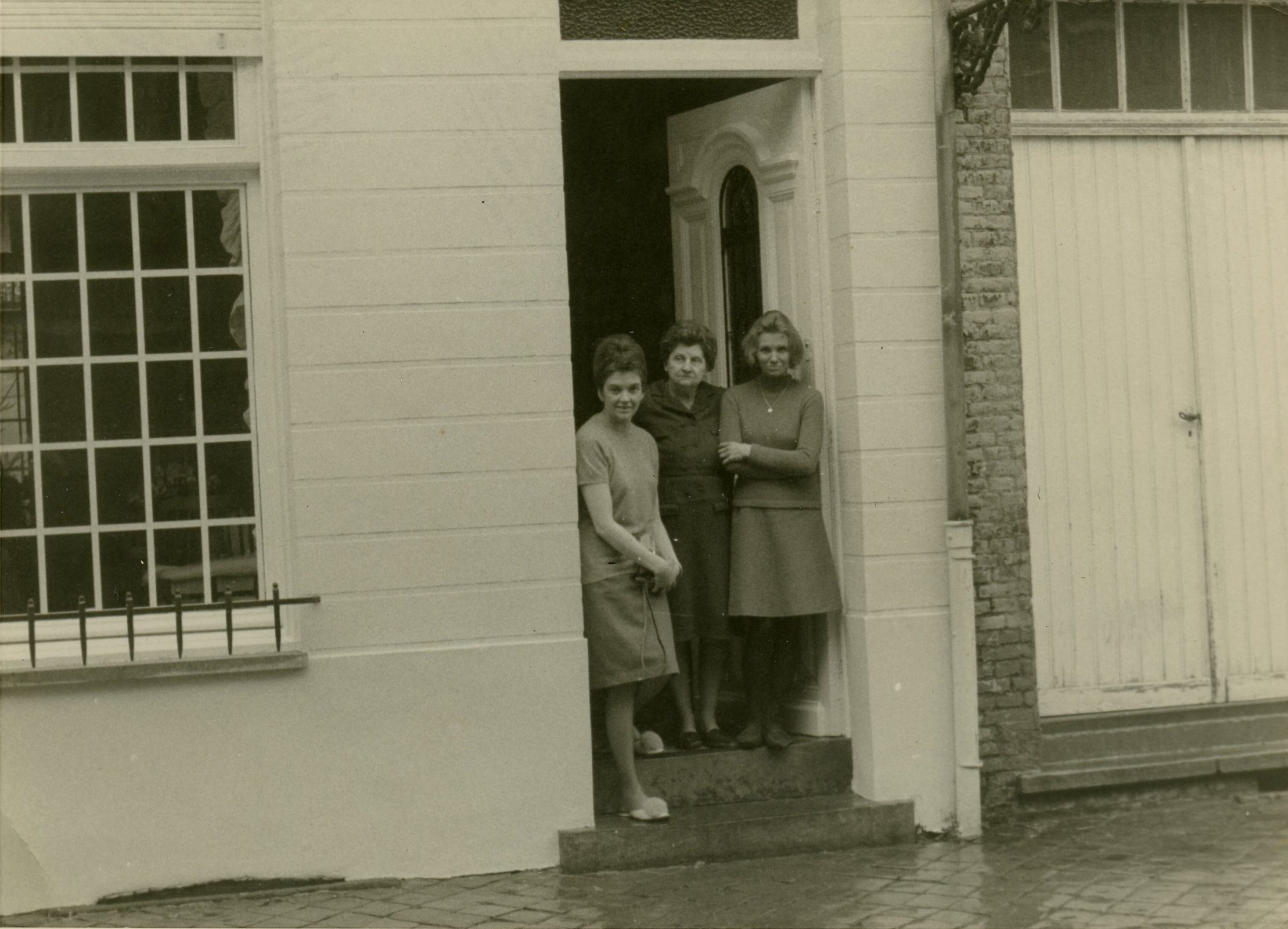 Romanie Depoortere poseert samen met haar dochters aan de voordeur van hun huis in de Ieperstraat, Roeselare