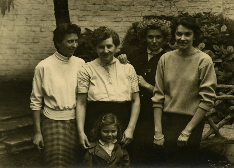 Romanie Depoortere, Marie-Madeleine, Gabriëlla en Agnes poseren in de tuin voor een foto