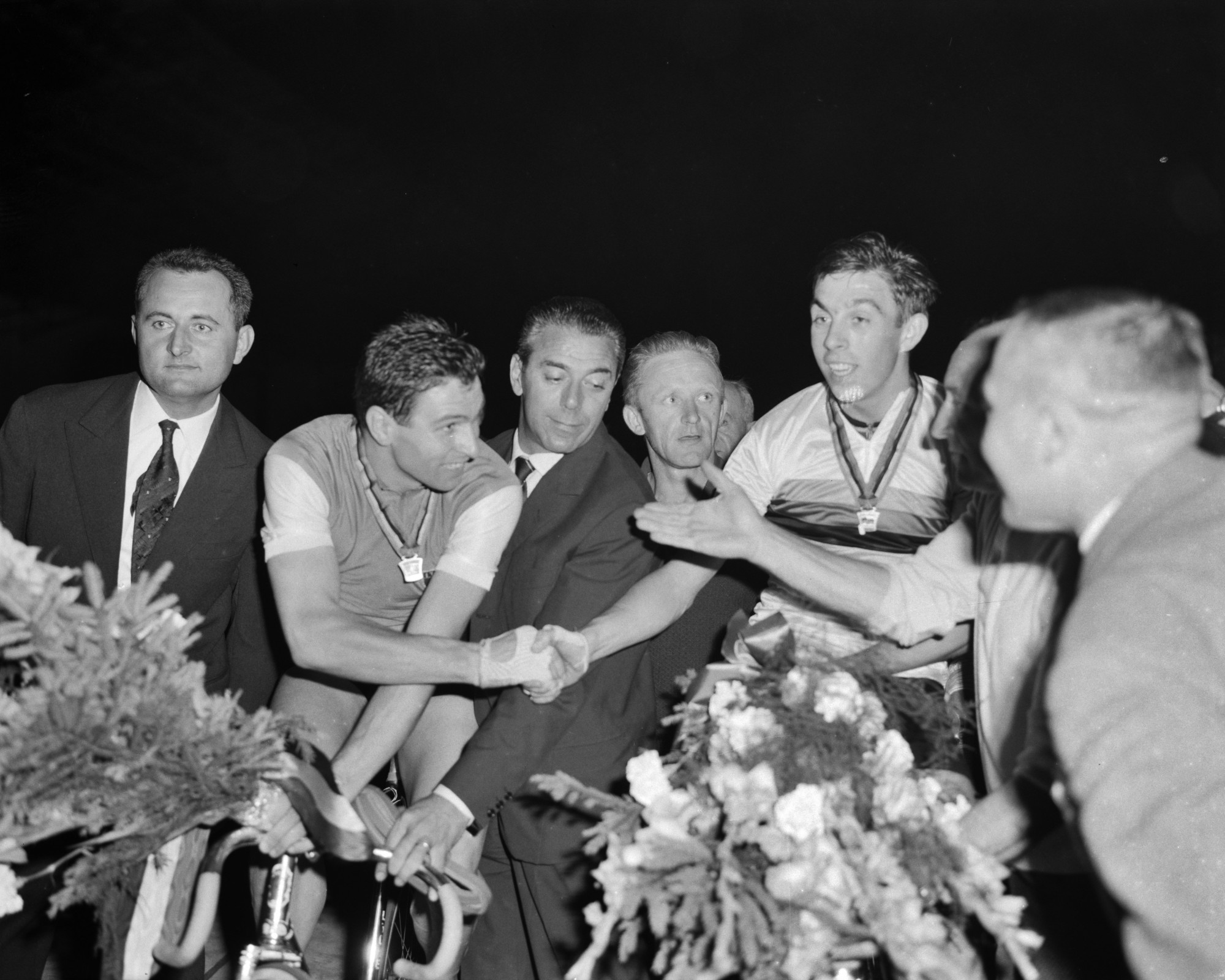Sergio Bianchetto feliciteert Patrick Sercu na zijn overwinning in de sprint op het WK baanwielrennen 1963 Harry Pot