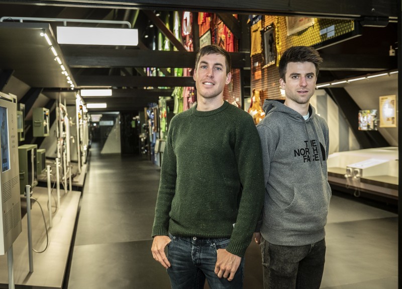 Jelle Wallays en Piet Allegaert poseren in KOERS. Museum van de Wielersport