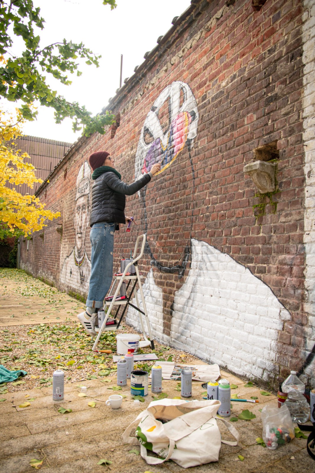 Jools schildert de mural in de museumtuin van KOERS
