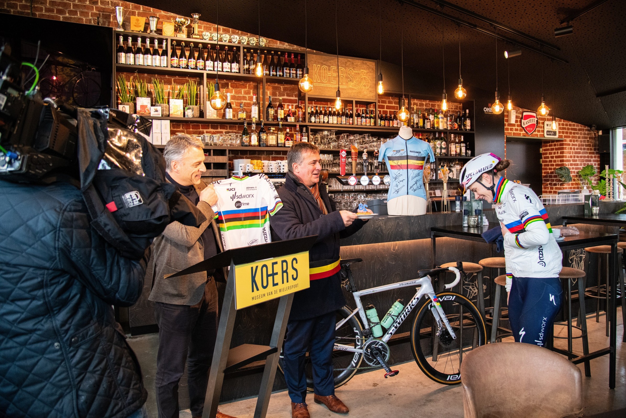 Lotte Kopecky overhandigt een gesigneerde WK-trui aan Roeselaarse schepen Piet Delrue