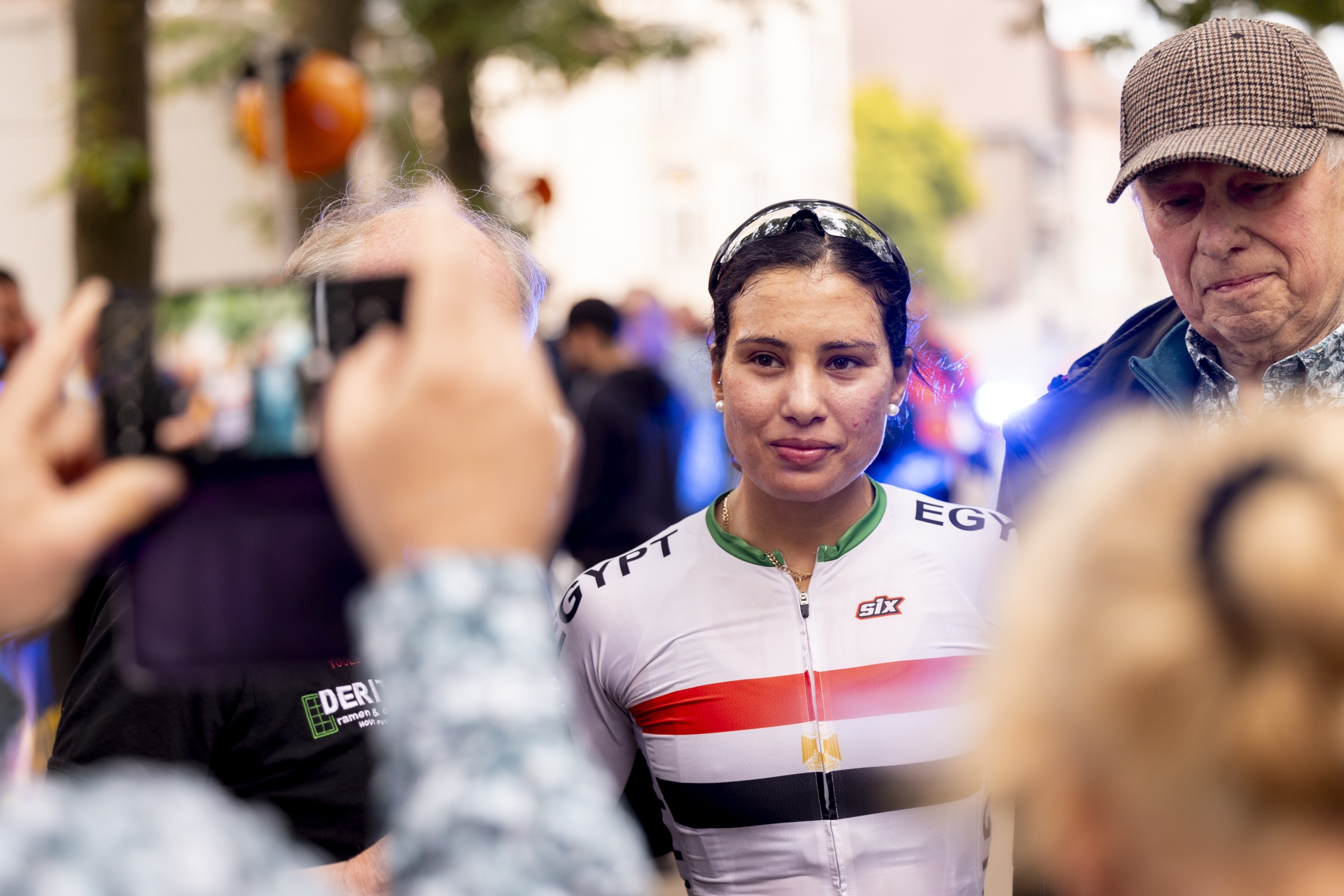 Ebtissam Zayed poseert voor een foto tijdens een wielerwedstrijd in Schellebelle (2024)