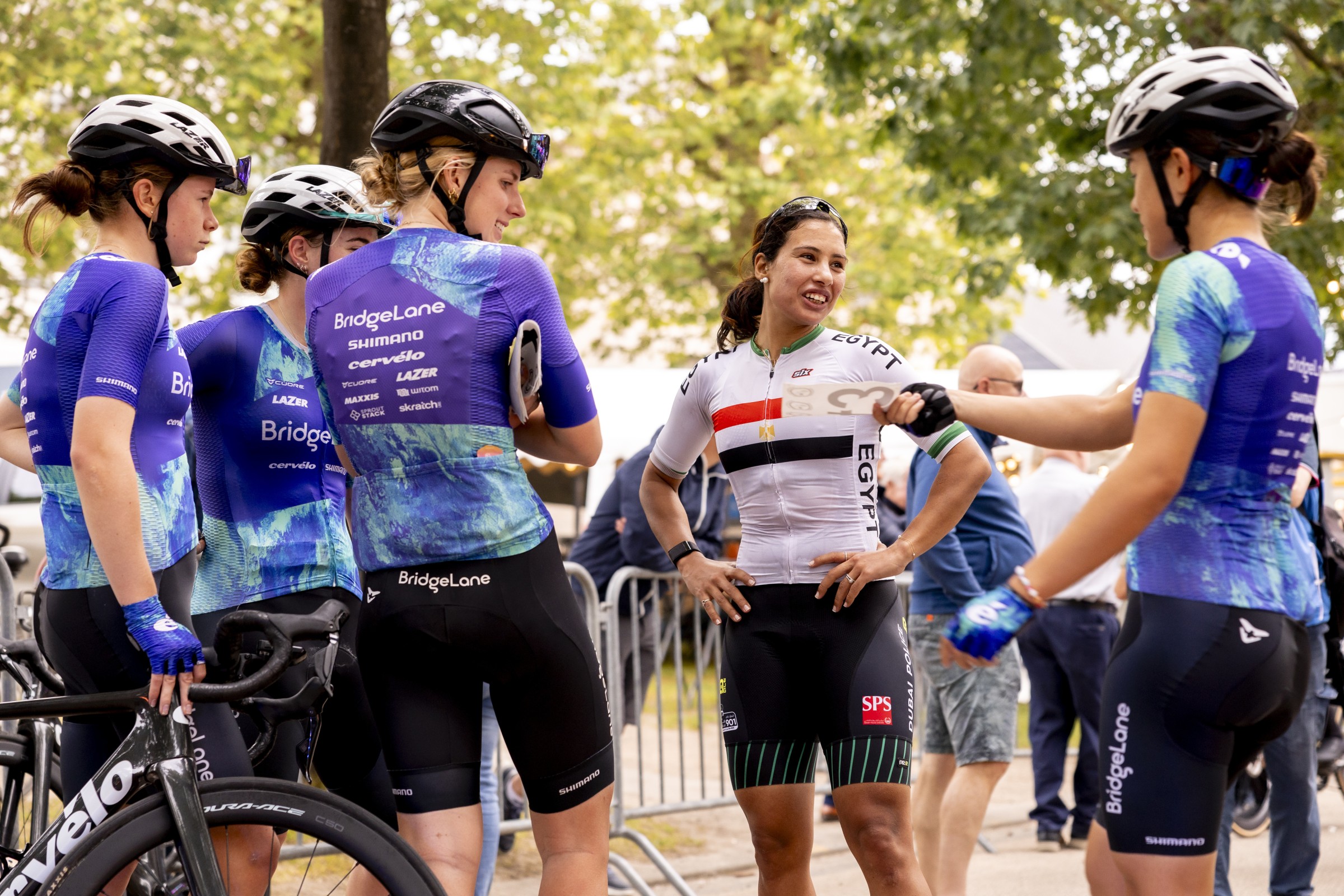 Ebtissam Zayed praat na met wielrensters van het Australische UCI-team Bridgelane