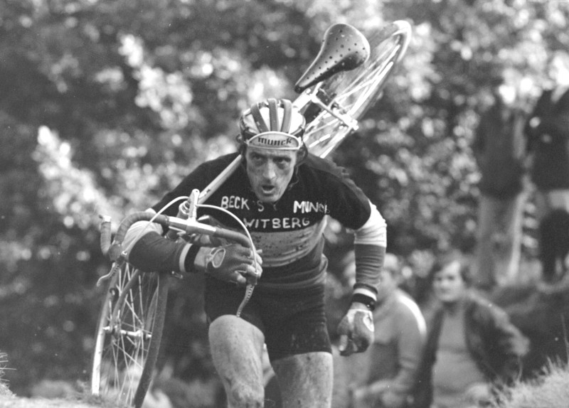 Albert Van Damme in actie tijdens een veldrit in Torhout, 1973
