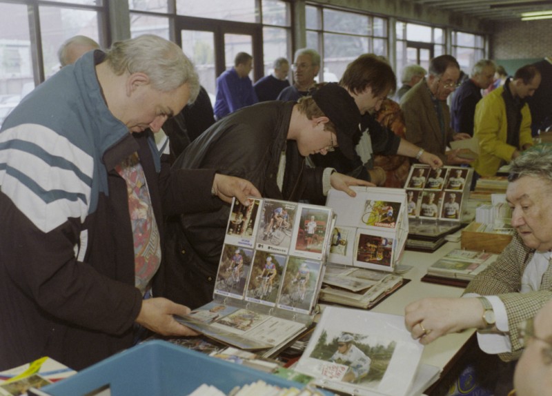 Sfeerbeeld tijdens de wielerruilbeurs in Hooglede 1999