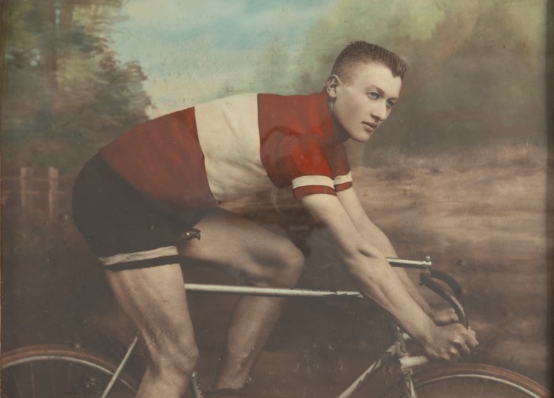 Albert Beckaert poseert in een fotostudio