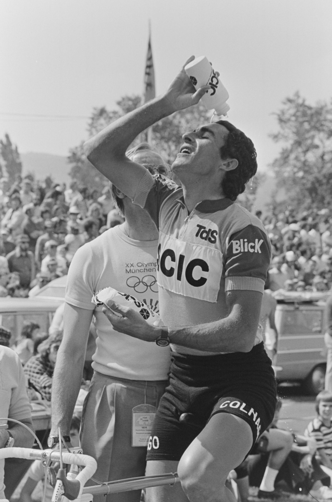 Franco Bitossi zoekt verkoeling na zijn overwinning in de Ronde van Zwitserland 1974