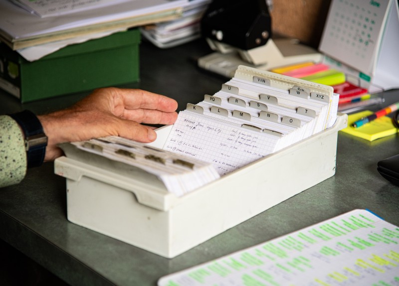 Michel Wuyts bladert in zijn fichebak