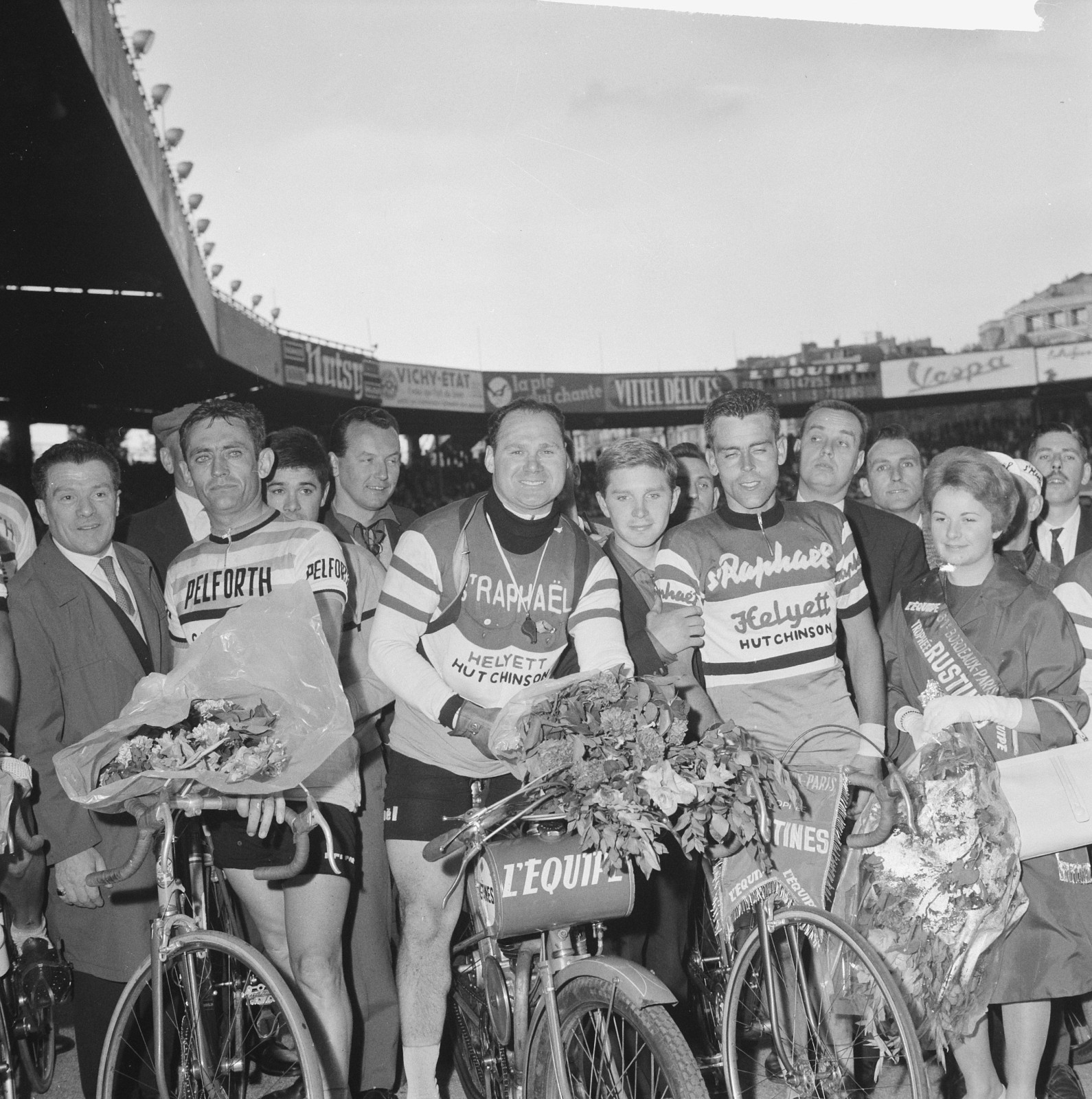 Jo de Roo en zijn gangmaker na winst in Bordeaux-Parijs, 1962