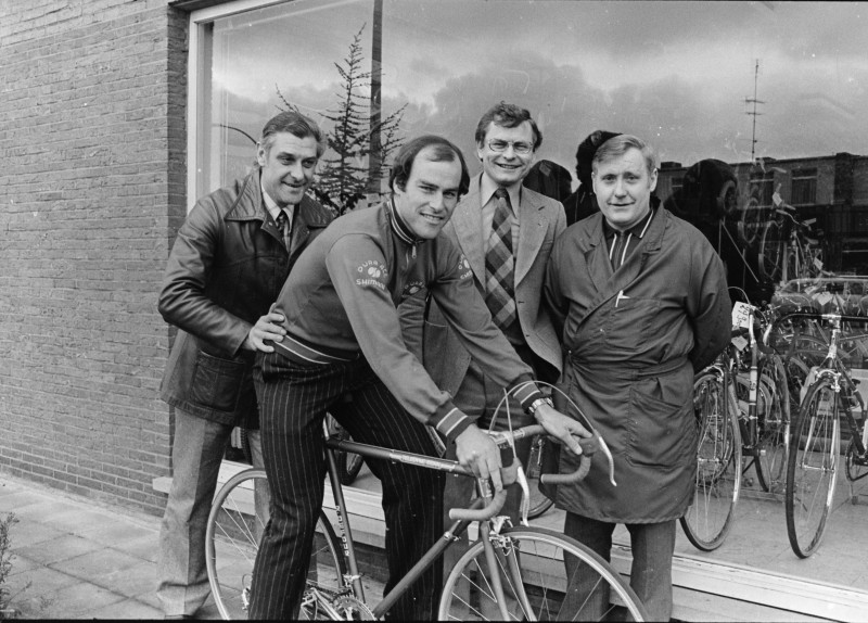 Wielrennen Tom Sneddon poseert met Leon Vandaele en Paul Naessens