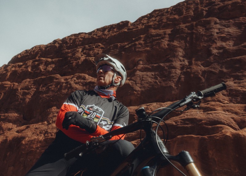 Waldek Schusler poseert in de Rocky Mountains