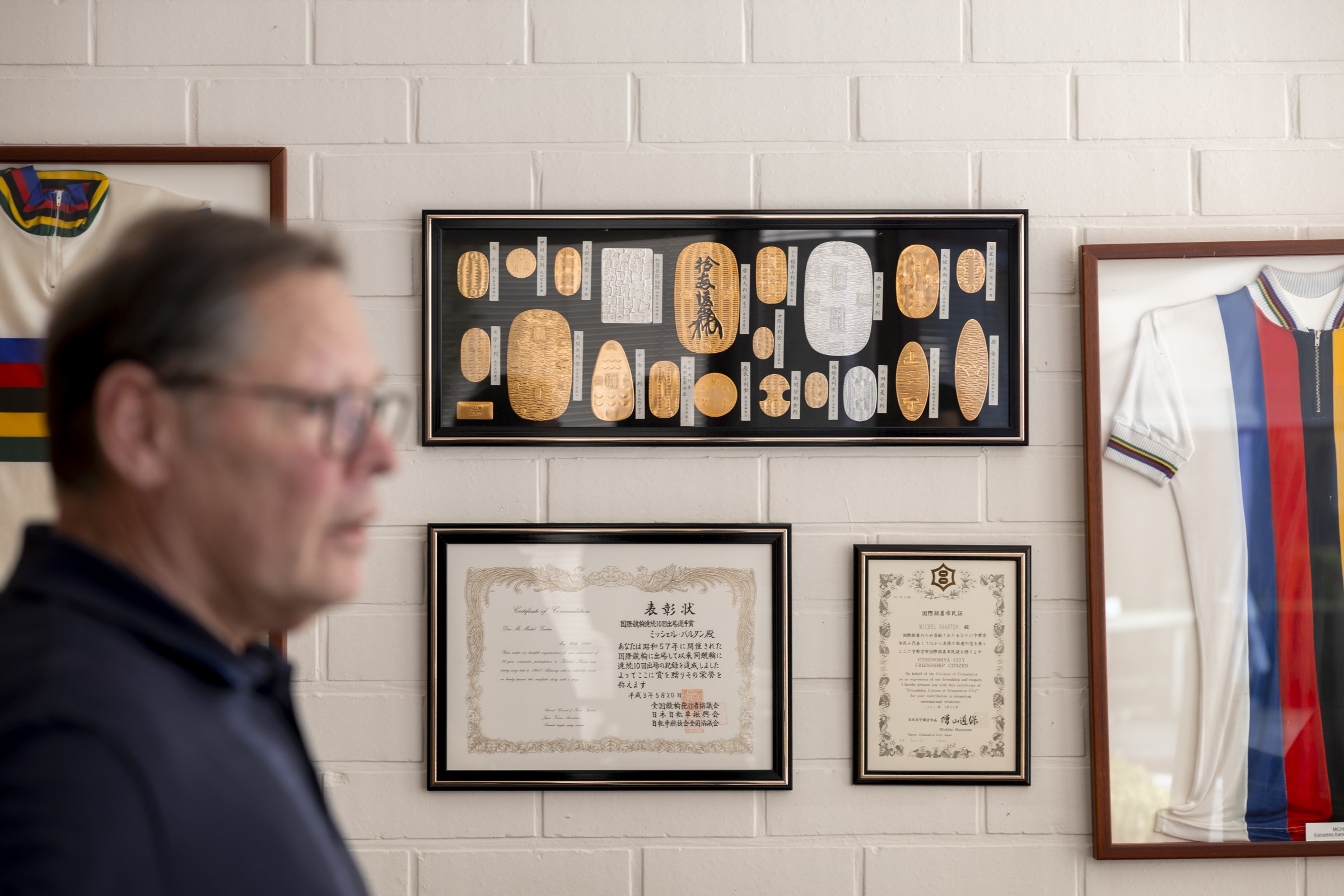 Michel Vaarten wandelt voorbij zijn memorabilia