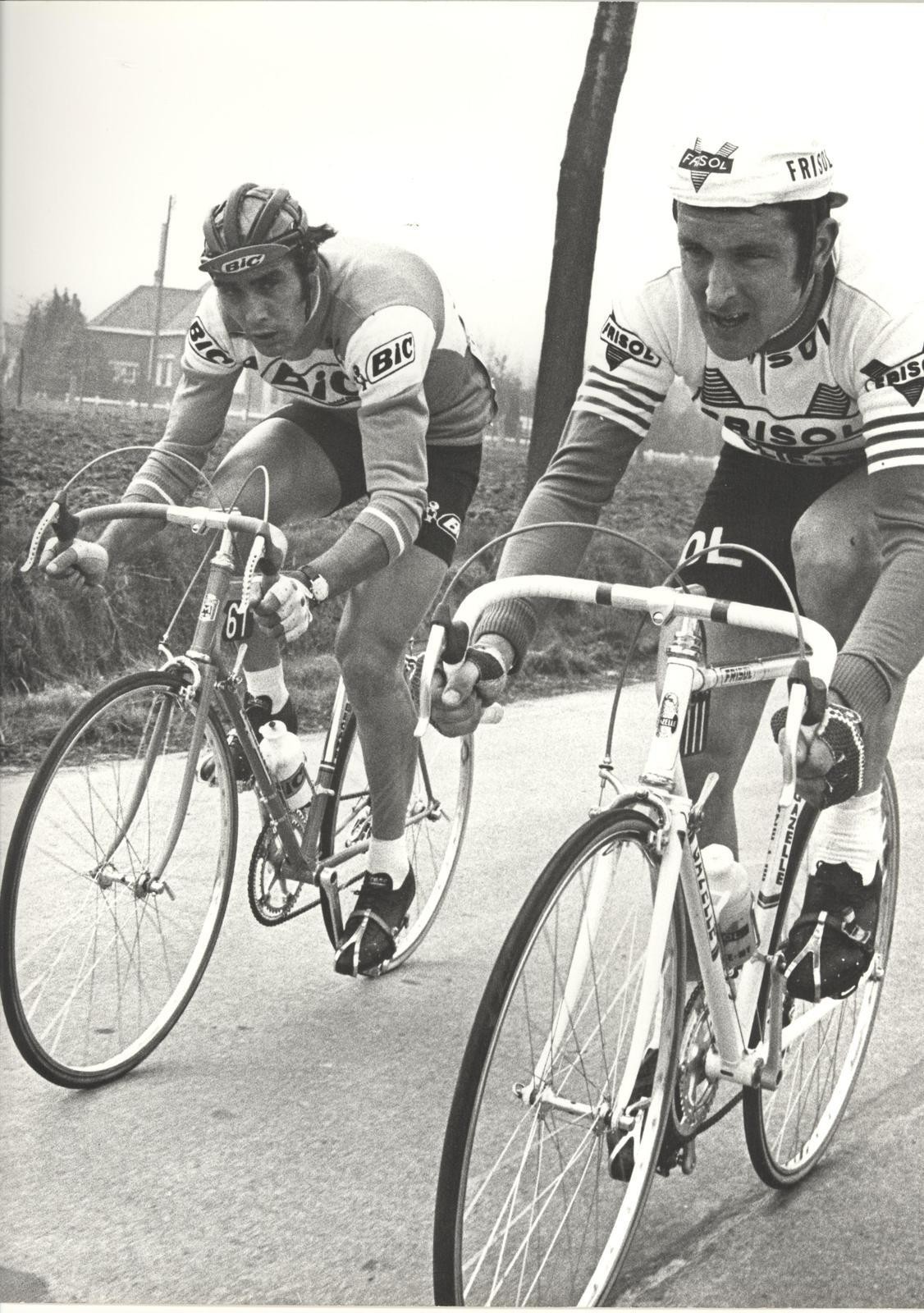 Luis Ocana en Fedor Den Hertog tijdens een wielerwedstrijd.