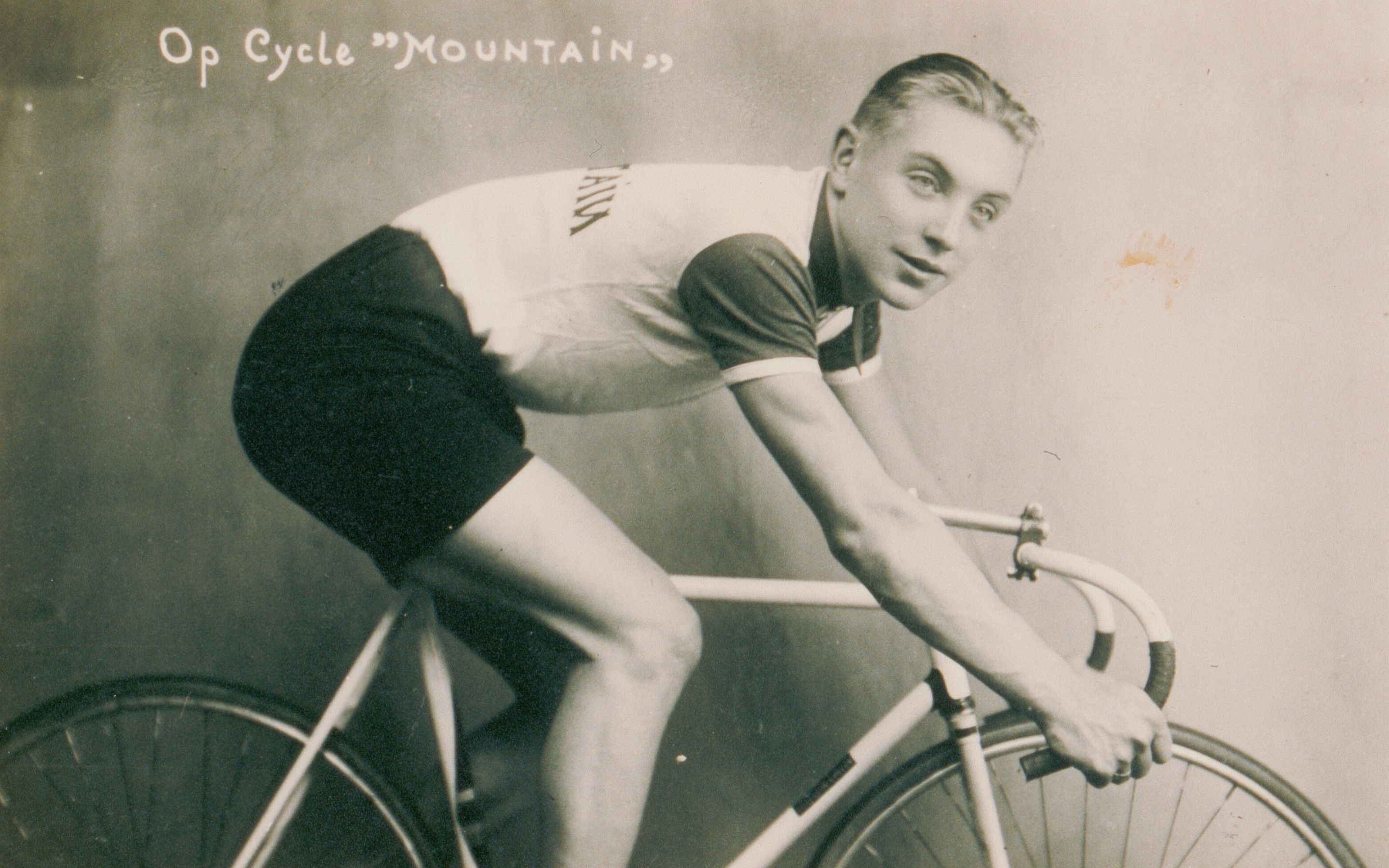 Jef Scherens poseert op een fiets van Mountain