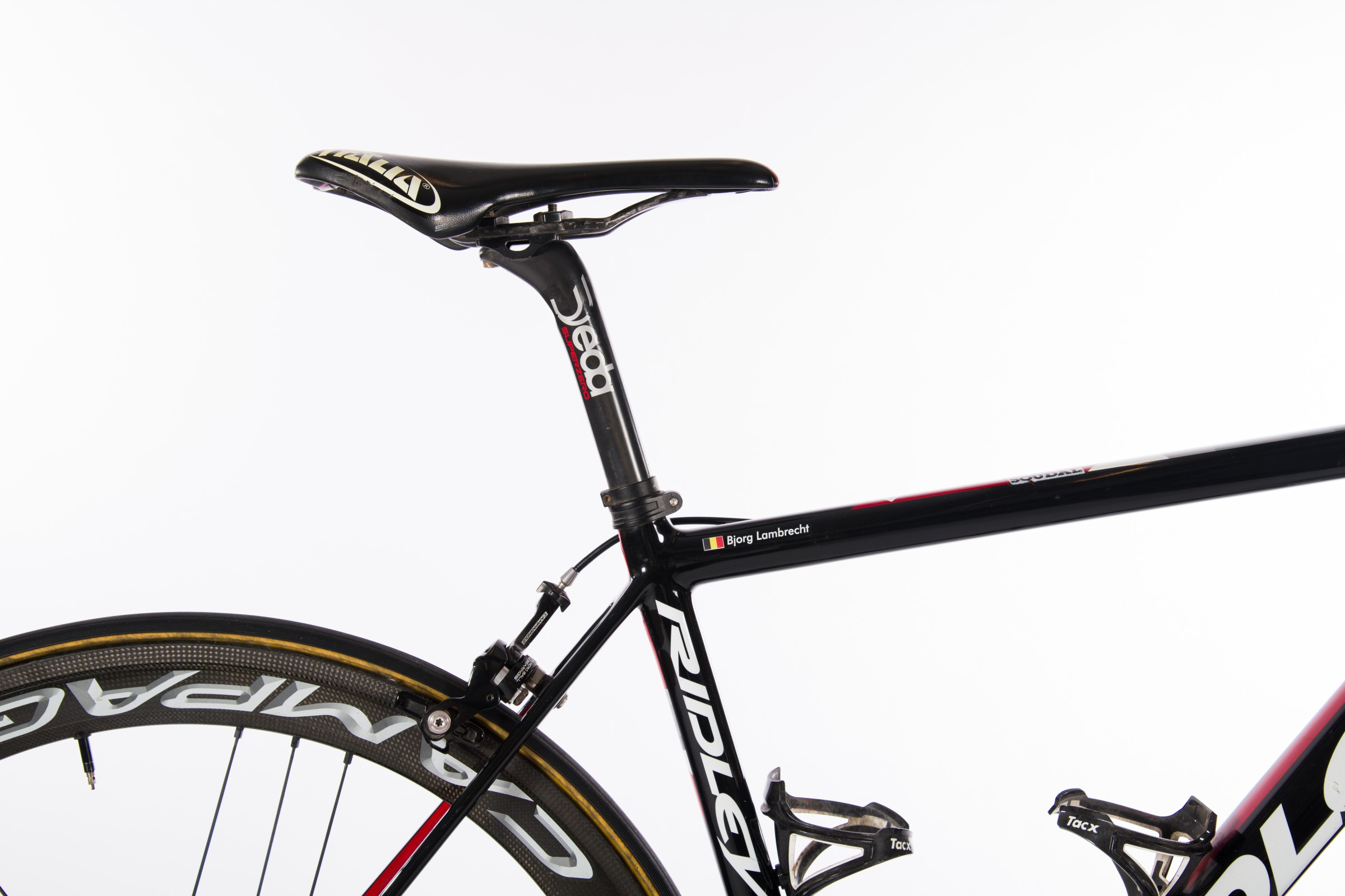 Detailopname van het zadel van de Ridley Helium SLX-fiets van Bjorg