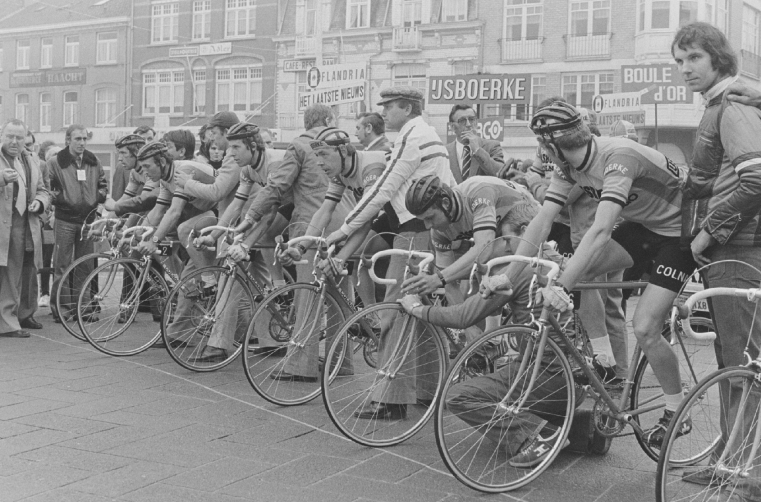 De wielerploeg van het IJsboerke voor de start van de ploegentijdrit in 1977